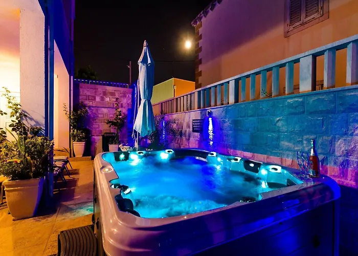 Aura - Comfort 5 With Shared Swimming Pool *
