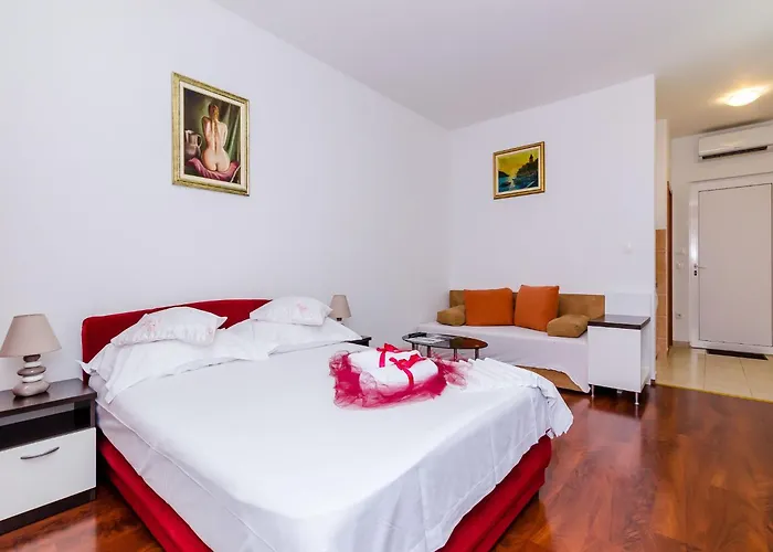 Aura - Comfort 5 With Shared Swimming Pool