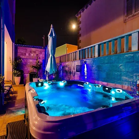 Aura - Comfort 5 With Shared Swimming Pool *