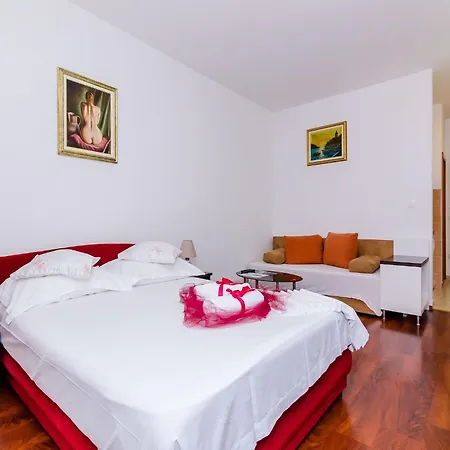 Aura - Comfort 5 With Shared Swimming Pool